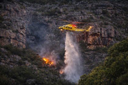 Detik-detik helikopter pemadam jatuh di Hout Bay terekam kamera, pilot selamat dari insiden ekstrem di udara.