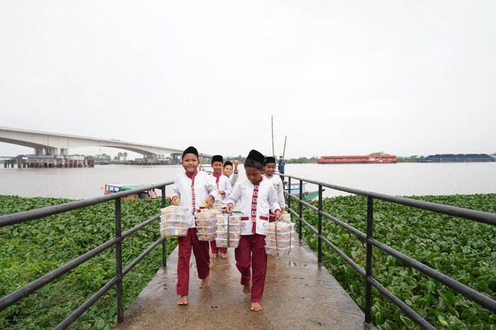 Perjuangan Tim MBG Gandus: Antar Makanan Bergizi Lewat Ombak Sungai Musi 2 Perjuangan Tim MBG Gandus: Antar Makanan Bergizi Lewat Ombak Sungai Musi
