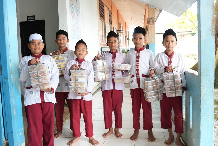 Program MBG Tembus Seberang Sungai Musi, Anak Nelayan-Petani Kini Lebih Semangat Sekolah 2 Program MBG Tembus Seberang Sungai Musi, Anak Nelayan-Petani Kini Lebih Semangat Sekolah
