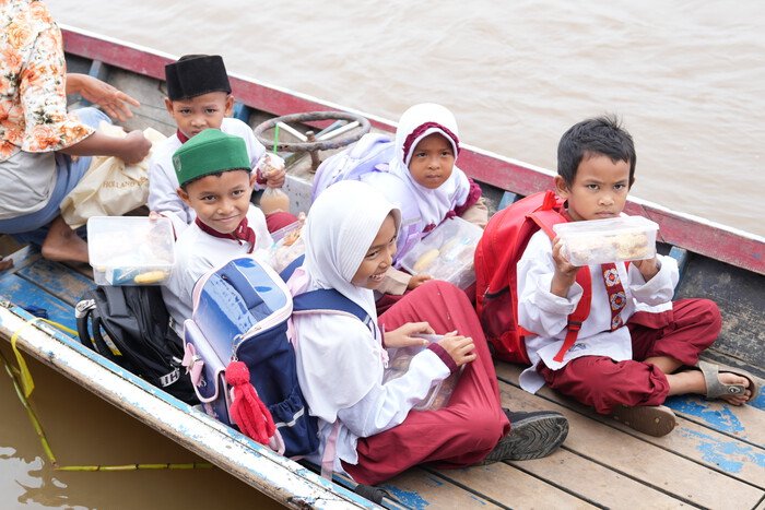 Program Makan Bergizi Gratis membantu pemenuhan gizi siswa SD 152 Palembang yang mayoritas berasal dari keluarga petani dan nelayan di wilayah seberang Sungai Musi.