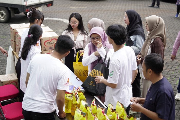 Garuda TV dan Sinar Mas Gelar Bazar Ramadan: 3.000 Liter Minyak Subsidi dan Penyerahan 1.000 Mushaf Al-Qur’an 3 Garuda TV dan Sinar Mas Gelar Bazar Ramadan: 3.000 Liter Minyak Subsidi dan Penyerahan 1.000 Mushaf Al-Qur’an