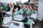Warga Jakarta sumringah usai memenangkan motor listrik dalam program pasar murah di Monas.