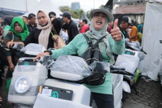 Warga Jakarta sumringah usai memenangkan motor listrik dalam program pasar murah di Monas.