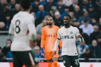 Kekalahan telak Chelsea dari Everton memperketat persaingan papan atas Liga Inggris musim ini.