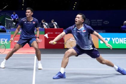 Fajar/Fikri kembali tampil dominan di All England 2026 dan siap menantang juniornya di laga berikutnya.