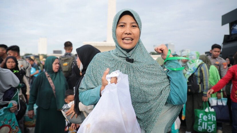 Unboxing Bantuan Sembako di Monas Bikin Heboh, Apa Saja Isi Paketnya? 2 Unboxing Bantuan Sembako di Monas Bikin Heboh, Apa Saja Isi Paketnya?