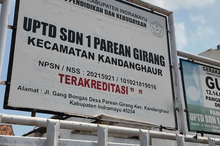 Revitalisasi ruang kelas SDN 1 Parean Girang Indramayu dimulai dengan pembongkaran bangunan lama dan penggantian atap demi menciptakan ruang belajar yang lebih aman dan nyaman.