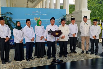 Presiden Prabowo Subianto bersama Wakil Presiden dan jajaran Kabinet Merah Putih menunaikan zakat melalui Baznas di Istana Negara, menjadi contoh bagi masyarakat untuk meningkatkan partisipasi zakat nasional.