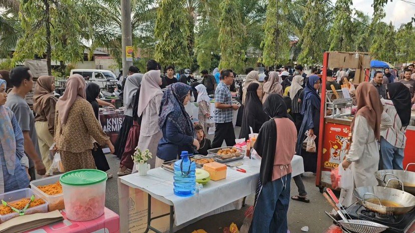 Dua Bulan Usai Bencana, Pasar Ramadan Lhokseumawe Jadi Simbol Kebangkitan 2 Dua Bulan Usai Bencana, Pasar Ramadan Lhokseumawe Jadi Simbol Kebangkitan