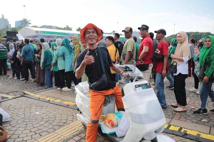 Datang Cari Sembako, Pulang Bawa Motor Listrik Presiden Prabowo dari Pasar Murah Monas 2 Datang Cari Sembako, Pulang Bawa Motor Listrik Presiden Prabowo dari Pasar Murah Monas