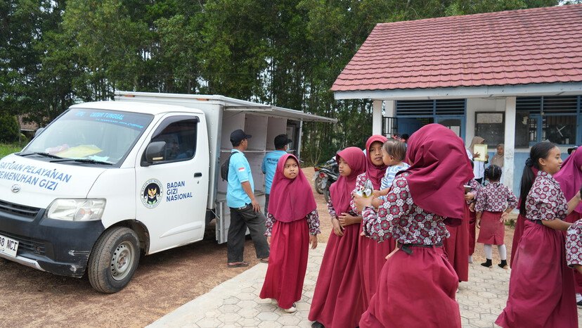 Perjuangan Driver MBG di Pedalaman OKI: Tembus Lumpur dan Banjir, Senyum Anak Sekolah Jadi Motivasi 3 Perjuangan Driver MBG di Pedalaman OKI: Tembus Lumpur dan Banjir, Senyum Anak Sekolah Jadi Motivasi