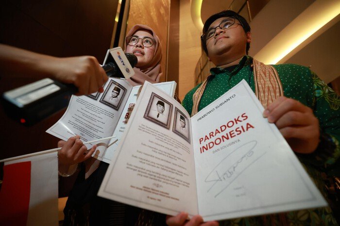 Diaspora Indonesia di Tokyo abadikan momen bersejarah bersama Presiden Prabowo melalui buku Paradoks Indonesia.