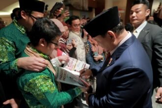 Momen haru diaspora Indonesia di Tokyo saat Presiden Prabowo Subianto menyapa langsung dan memberi tanda tangan kepada warga.
