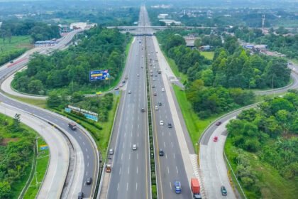 Pemerintah mulai menerapkan pembatasan operasional angkutan barang di berbagai ruas tol dan jalan nasional untuk mendukung kelancaran arus mudik dan arus balik Lebaran 2026.