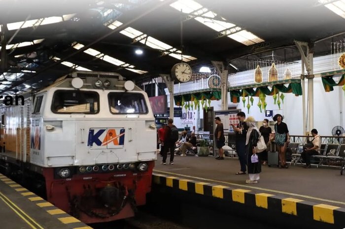 Lonjakan arus balik Lebaran 2026 membuat kedatangan penumpang di Jakarta masih mendominasi dengan layanan KAI tetap optimal.