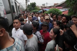Prabowo Subianto turun langsung ke bantaran rel Senen, menegaskan komitmen percepatan program hunian layak bagi warga.