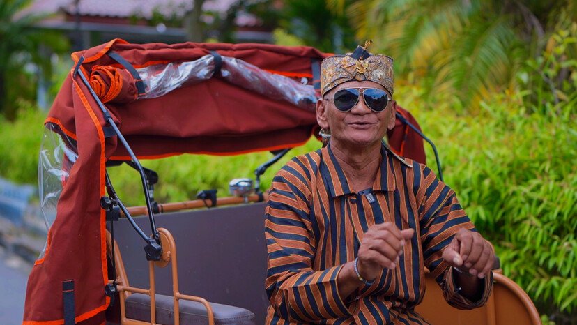 Becak listrik bantuan Presiden Prabowo Subianto membantu penarik becak lansia di Ngawi bekerja lebih ringan tanpa harus mengayuh.