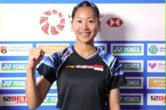 Putri Kusuma Wardani melaju ke 16 besar All England 2026 usai Mia Blichfeldt retired di gim pertama.