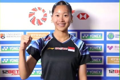 Putri Kusuma Wardani melaju ke 16 besar All England 2026 usai Mia Blichfeldt retired di gim pertama.