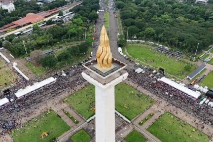 Momen unboxing paket sembako dan gamis oleh warga di Pasar Murah Monas jadi sorotan.