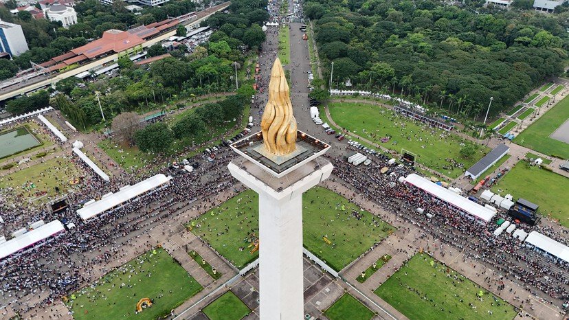 Momen unboxing paket sembako dan gamis oleh warga di Pasar Murah Monas jadi sorotan.
