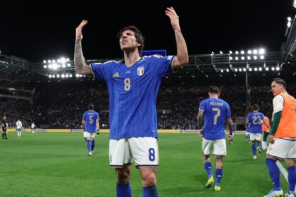 Italia tampil dominan dan mengandalkan kekuatan fisik untuk menundukkan Irlandia Utara 2-0 di Bergamo.