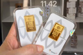 Harga emas Antam hari ini 20 Maret 2026 turun drastis Rp50.000 menjadi Rp2.893.000/gram, buyback Rp2.610.000.