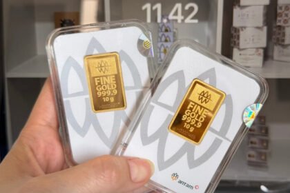 Harga emas Antam hari ini 20 Maret 2026 turun drastis Rp50.000 menjadi Rp2.893.000/gram, buyback Rp2.610.000.