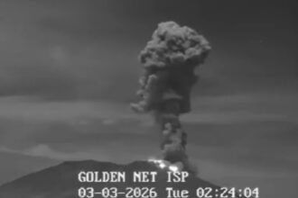 Gunung Marapi kembali erupsi pada 3 Maret 2026 pukul 02.19 WIB dengan amplitudo maksimum 30,2 mm dan tetap berstatus Level II Waspada, masyarakat diminta tidak beraktivitas dalam radius tiga kilometer dari Kawah Verbeek.