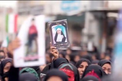 Lautan manusia menghadiri pemakaman korban serangan sekolah di Minab, selatan Iran, yang menewaskan 165 orang termasuk pelajar.