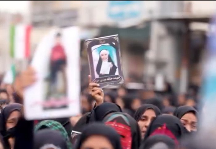 Lautan manusia menghadiri pemakaman korban serangan sekolah di Minab, selatan Iran, yang menewaskan 165 orang termasuk pelajar.