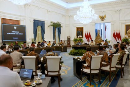 Presiden Prabowo Subianto berdialog dengan mantan presiden dan eks menteri luar negeri membahas strategi Indonesia merespons eskalasi konflik Timur Tengah.