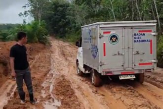 Driver MBG di pedalaman OKI menembus jalan berlumpur dan titik banjir demi memastikan makanan bergizi sampai ke sekolah dan posyandu.