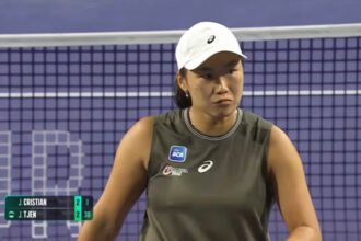 Janice Tjen harus mengakhiri langkahnya lebih awal pada babak pertama BNP Paribas Open 2026 setelah kalah dramatis dalam pertandingan tiga set yang berlangsung hampir tiga jam.