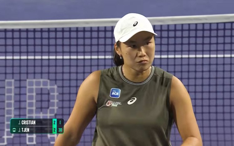 Janice Tjen harus mengakhiri langkahnya lebih awal pada babak pertama BNP Paribas Open 2026 setelah kalah dramatis dalam pertandingan tiga set yang berlangsung hampir tiga jam.