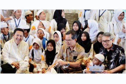 Adaro dan AlamTri menggelar buka puasa bersama 1000 anak yatim di Masjid At-Thohir Depok sebagai wujud kepedulian sosial di bulan Ramadan.