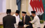 Presiden Prabowo Subianto memapah Quraish Shihab usai tausiyah Nuzulul Qur’an di Istana Negara, momen yang menjadi simbol penghormatan terhadap ulama dan pesan persatuan bangsa.