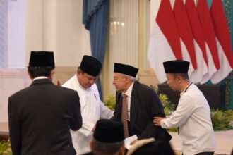 Presiden Prabowo Subianto memapah Quraish Shihab usai tausiyah Nuzulul Qur’an di Istana Negara, momen yang menjadi simbol penghormatan terhadap ulama dan pesan persatuan bangsa.