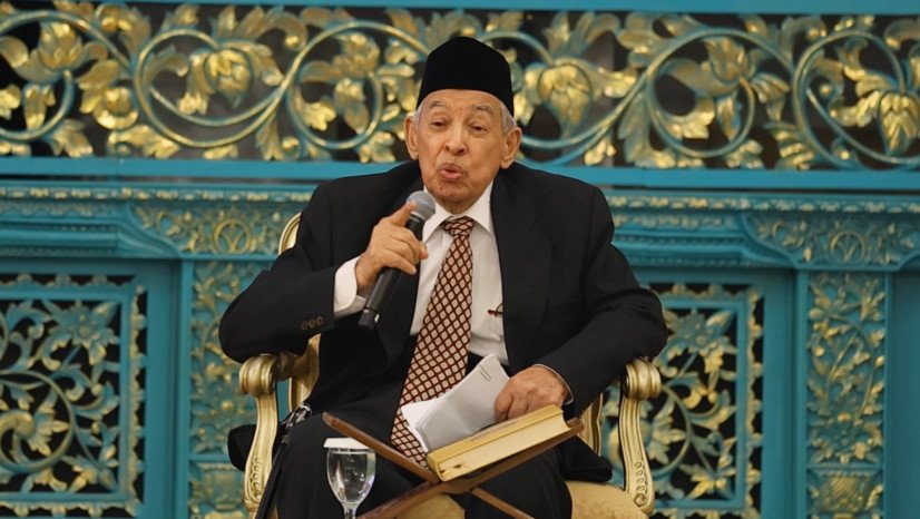 Cendekiawan Muslim Quraish Shihab memanjatkan doa khusus untuk Presiden Prabowo Subianto saat peringatan Nuzulul Quran di Istana Merdeka.
