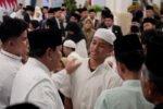 Santri dari Yayasan Widatul Muslimat bertemu dan bersalaman dengan Presiden Prabowo Subianto saat peringatan Nuzulul Quran di Istana Negara, Jakarta.
