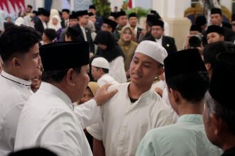 Santri dari Yayasan Widatul Muslimat bertemu dan bersalaman dengan Presiden Prabowo Subianto saat peringatan Nuzulul Quran di Istana Negara, Jakarta.