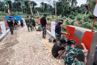 TNI bangun ulang Jembatan Gumuzo di Nias Utara, akses warga kembali normal.