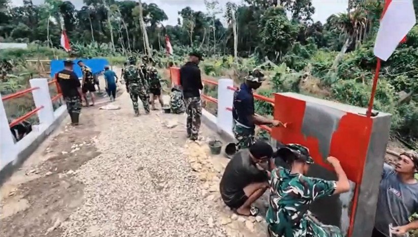 TNI bangun ulang Jembatan Gumuzo di Nias Utara, akses warga kembali normal.