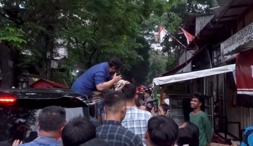 Momen haru warga bantaran rel Senen saat Presiden Prabowo Subianto menyapa dan mencium anak warga, memicu harapan baru soal hunian layak.