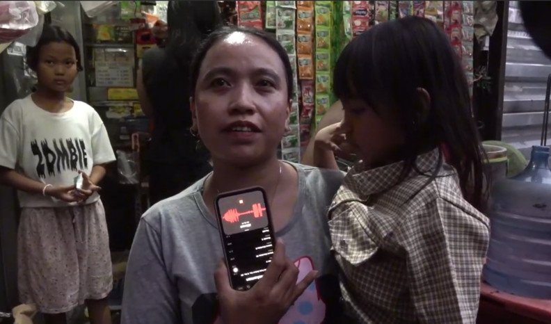 Tangis Bahagia Ibu di Senen Saat Anak Dicium Presiden Prabowo 2 Tangis Bahagia Ibu di Senen Saat Anak Dicium Presiden Prabowo