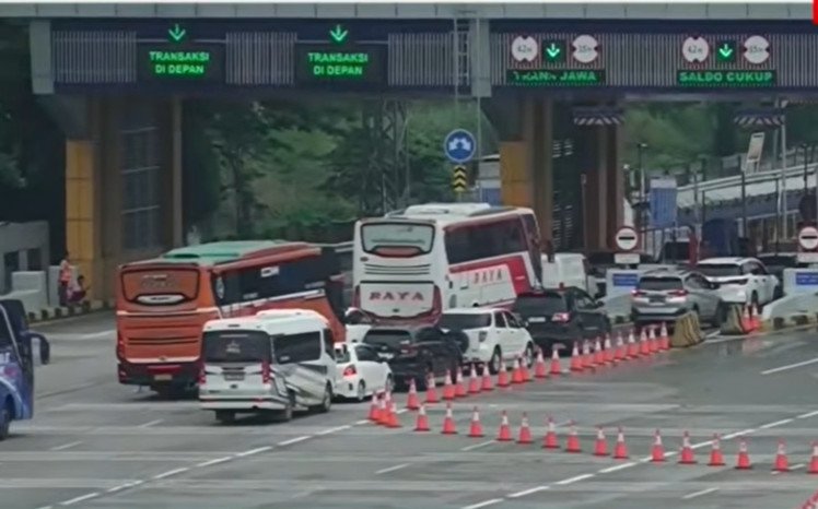 Korlantas Polri mulai terapkan sistem one way dari KM 132–70. Kecelakaan turun 30%, jalan ke arah Jabodetabek makin lancar!