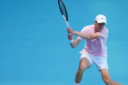 Jannik Sinner melaju ke final Miami Open 2026 usai menumbangkan Alexander Zverev dalam duel sengit dua set langsung.