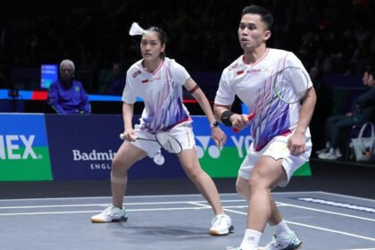 Debut gemilang Amri/Nita di All England 2026 berbuah tiket babak 16 besar usai menaklukkan pasangan Jerman dua gim langsung.