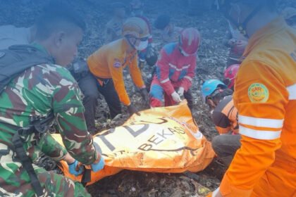 Petugas gabungan evakuasi korban longsor sampah di TPST Bantargebang, Bekasi.