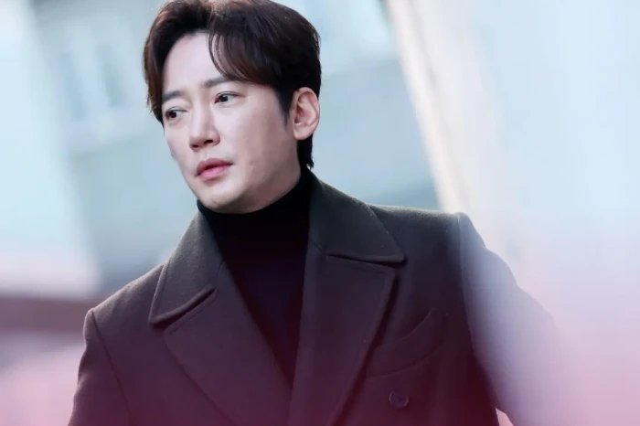 Aktor Lee Sang Bo meninggal dunia di kediamannya, meninggalkan duka mendalam bagi industri hiburan Korea Selatan.